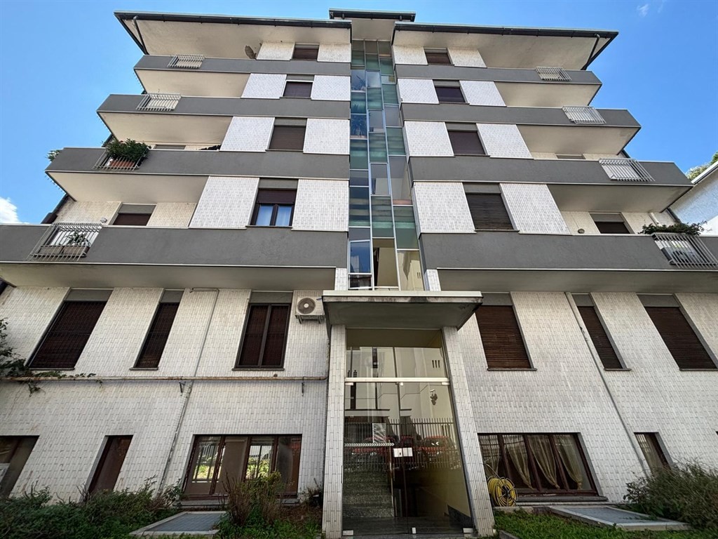 Monza San Giuseppe - VENDESI ufficio/palestra/studio professionale