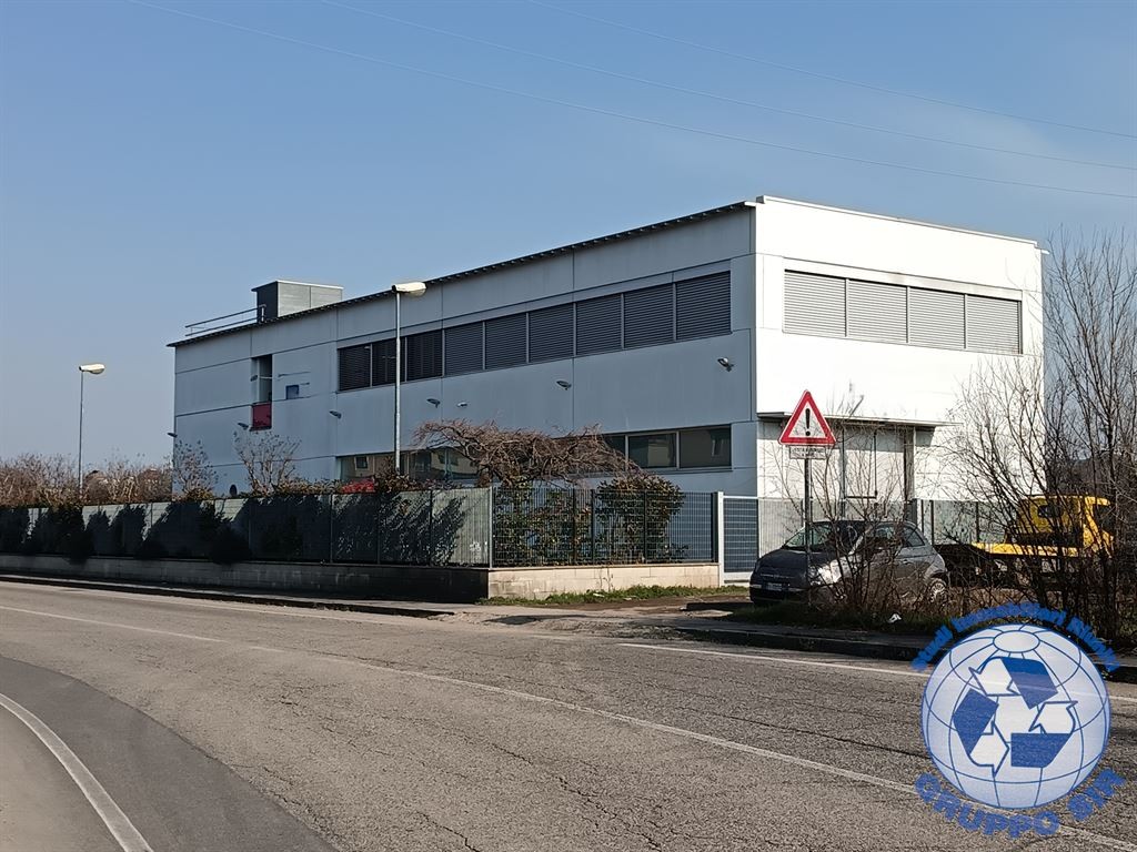 CAPANNONE INDIPENDENTE CON AREA ESTERNA