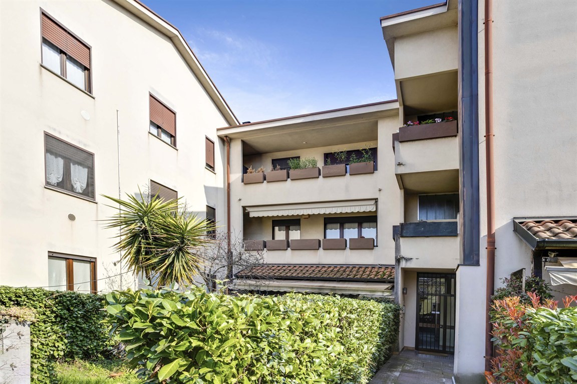 MONZA - VENDESI APPARTAMENTO TRE LOCALI