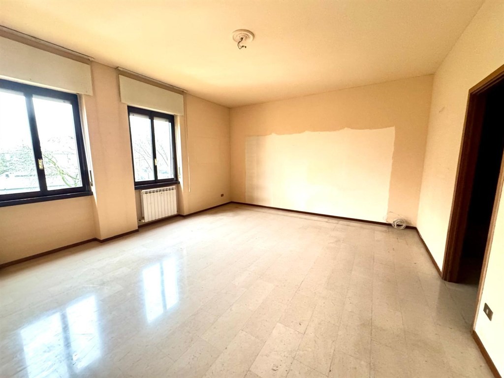 Monza  - VENDESI appartamento luminoso con doppi servizi -box